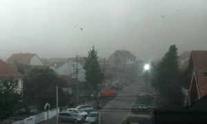 Totalni vremenski haos! Strašan tornado u Beogradu, avioni kruže iznad Srbije, detetu palo drvo na glavu... (VIDEO)