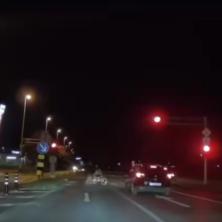 Tragedija izbegnuta za dlaku: Vozač projurio kroz crveno i zamalo ubio celu porodicu na pešačkom - snimak iz prestonice ledi krv (VIDEO)