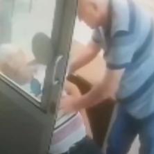 Tragedija na ulici: Taksi vozač doživeo infarkt, kolega mu pritekao u pomoć – Obojica preminuli u razmaku od nekoliko minuta (VIDEO)