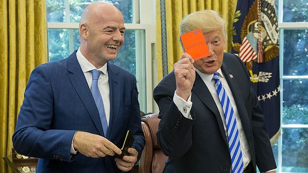 Tramp dobio crveni karton, dao ga – medijima