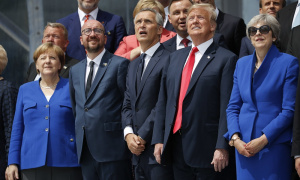Tramp na jednu, svi ostali na drugu stranu! Fotografija sa NATO samita koja je zasenila ceo događaj! (FOTO)