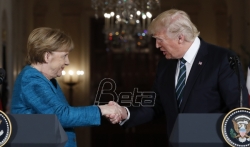 Tramp poručio Merkelovoj: Saveznici da plate dugovanja