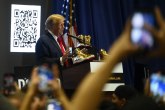 Tramp pokazao zlatne patike: Amerikanci pomahnitali FOTO
