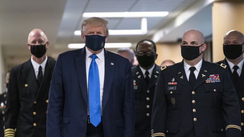 Tramp prvi put sa maskom u javnosti