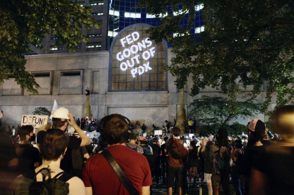 Tramp šalje federalne snage širom SAD, protesti radnika na Menhetnu