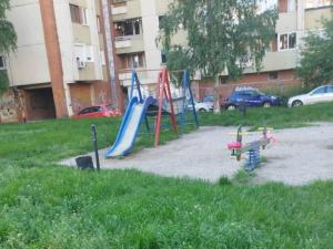 Trava oko dečijeg igrališta i polomljeni letnjikovci problemi stanara u Nišu