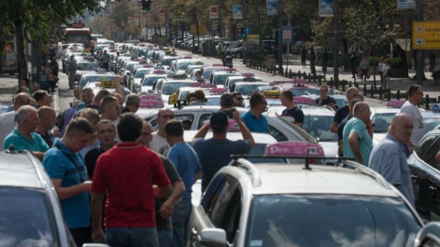 Treća nedelja protesta taksista – blokada Slavije, hapšenje u Savskoj