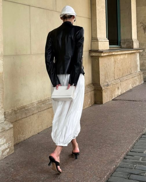 Trend sezone: Balon pantalone – crne, plave, bele – kako ih stilizovati