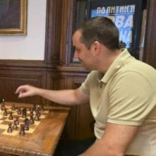 Trenuci relaksacije... Predsednik Vučić objavio kako igra šah (FOTO)