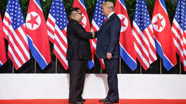 Trenutak za istoriju, rukovanje Trampa i Kim Džong Una
