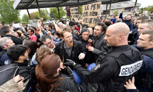 Tri dana uoči izbora: Demonstranti napali Le Penovu (FOTO/VIDEO)