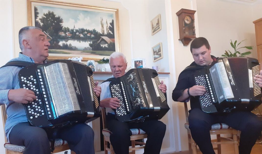 Tri generacije harmonikaša iz Stapara neguju ljubav prema muzici