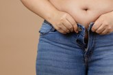 Tri obične navike dokazano smanjuju salo na stomaku