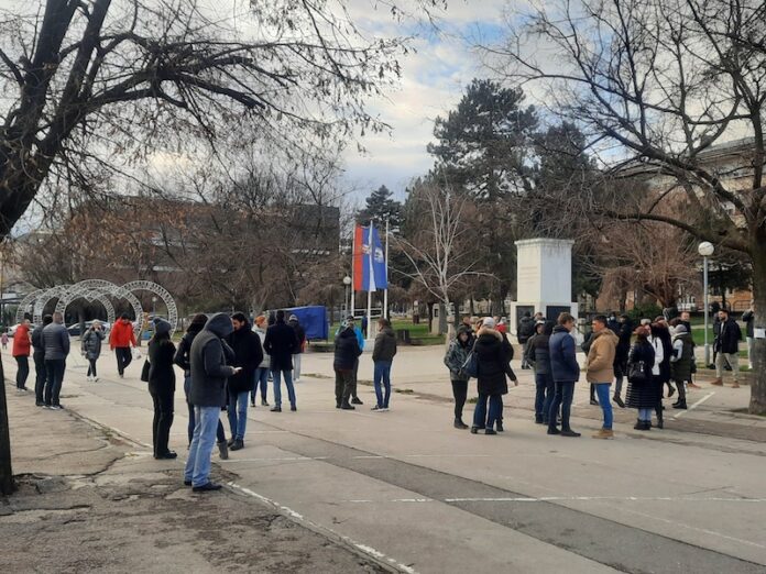 Tribina i promocija biltena Slobodnog univerziteta na Trgu topličkih junaka u Prokuplju