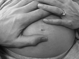 Trideset nedelja krila da je trudna: Pevačica iznenadila javnost trudničkim stomakom