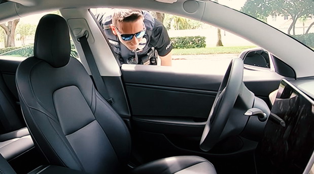 Trik ili istina: Kad policija zaustavi Tesla automobil bez vozača