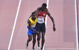 
					Trkač na 5.000 metara pomogao rivalu da prođe kroz cilj na SP u Dohi 
					
									
