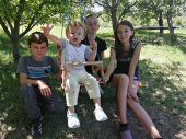 Troje Milanovića su izgubili oca, Ognjen i Jovana moraju pešice u školu iz udaljenog planinskog sela, potrebna im je pomoć (FOTO)