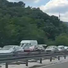 Trudnica među povređenima Teška nesreća kod Bubanj Potoka – Hitna pomoć odvezla ostale učesnike (VIDEO)