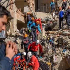 Trudnica nađena posle 12 sati ispod ruševina: Snimci iz drona pokazuju razmere katastrofe u Turskoj (VIDEO)