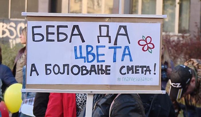 Trudnice i porodilje protestovale ispred Vlade Srbije