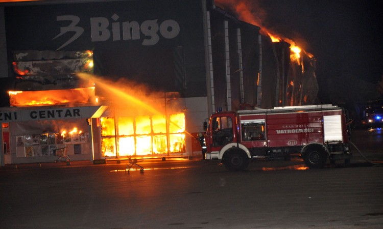 Tržni centar Bingo u Mostaru u potpunosti izgorio