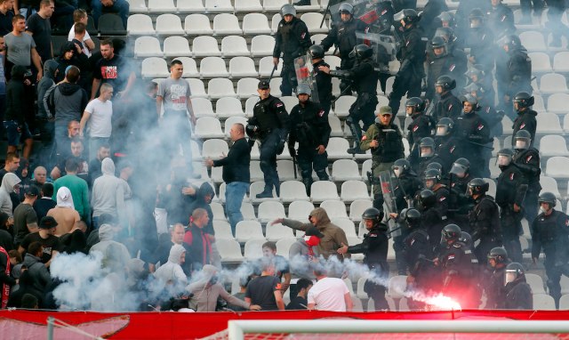 Tuča delija i policije na stadionu Partizana FOTO/VIDEO
