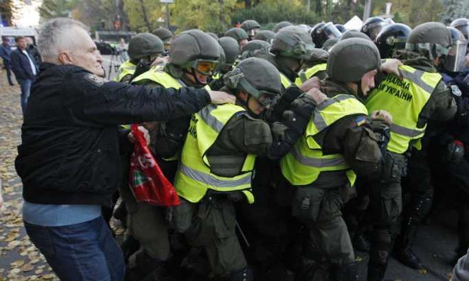 Tuča demonstranata i policije u Kijevu (VIDEO)