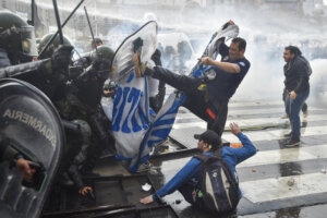 Tuča u Buenos Ajresu tokom demonstracija protiv ekonomskih reformi predsednika Argentine