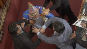 Tuča u bolivijskom parlamentu