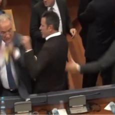 Tuča u kosovskoj skupštini: Osnivač OVK laktom udario poslanika (VIDEO)
