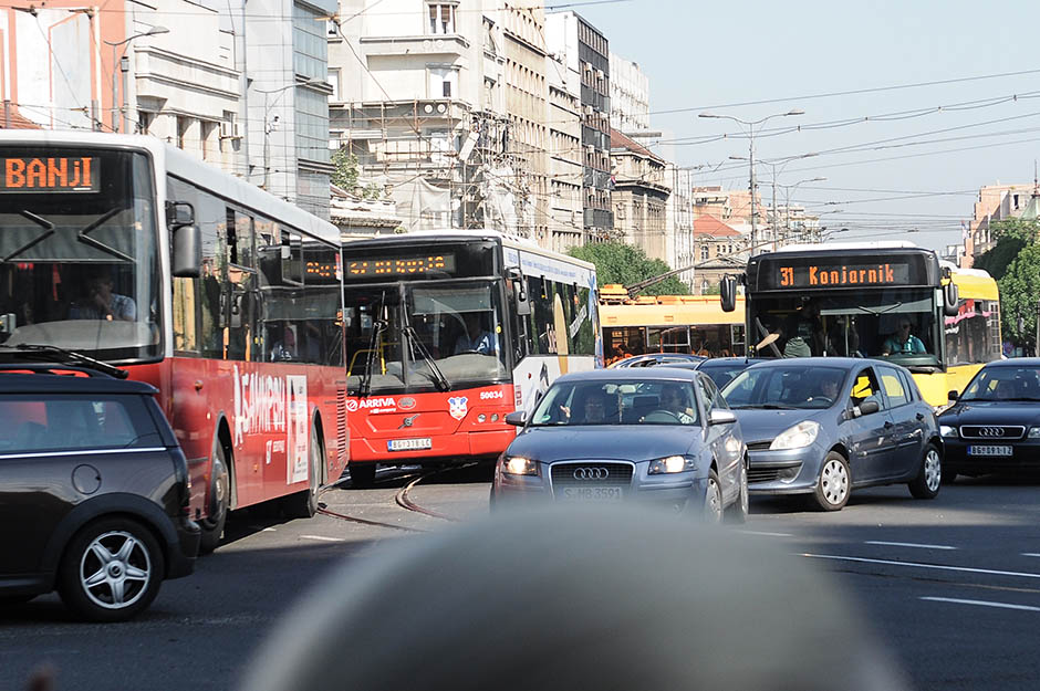 Tuča vozača autobusa i pešaka u centru Beograda!