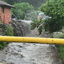 Tuga do neba! Devojčicu (10) nakon nevremena bujica odnela dok se vraćala iz škole - Komšija pokušao da je spasi, ali nije uspeo
