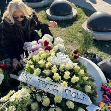 Tuga koja i dalje ne jenjava: Na grobu Šabana Šaulića i nakon pet godina POTRESAN PRIZOR