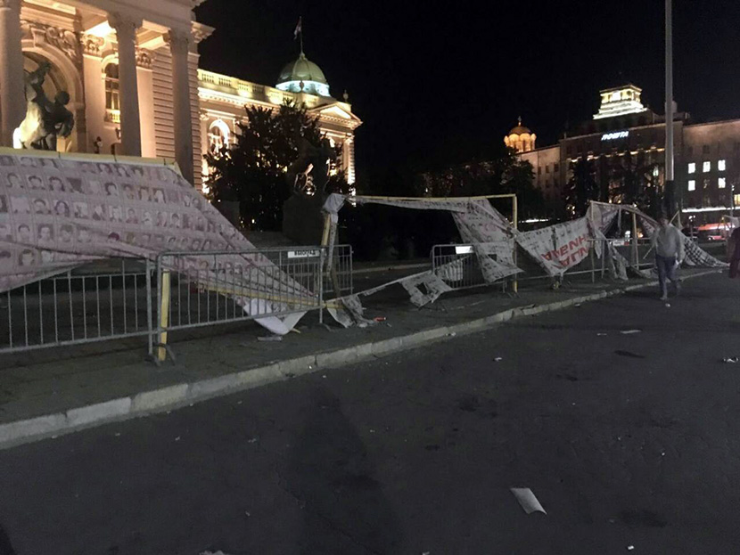 Tuga – kome smetaju rtvi i nestali? Ovako danas izgleda “Srpski zid plača” ispred Skupštine (VIDEO)