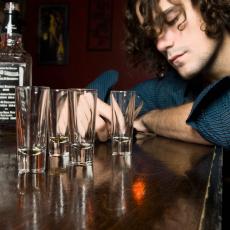 Tugu utapaju u ALKOHOLU: Stanovnici OVE DRŽAVE piju više nego Rusi