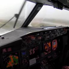 Turbulentno sletanje aviona gledano iz kabine pilota: Pomogao im sistem za automatsko upravljanje (4K VIDEO)