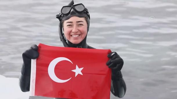 Turkinja Šahika ronila na Antartici sa turskom zastavom