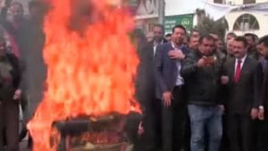 Turska: Gradonačelnik zapalio fotelju kako bi dokazao da nije žedan vlasti (VIDEO)