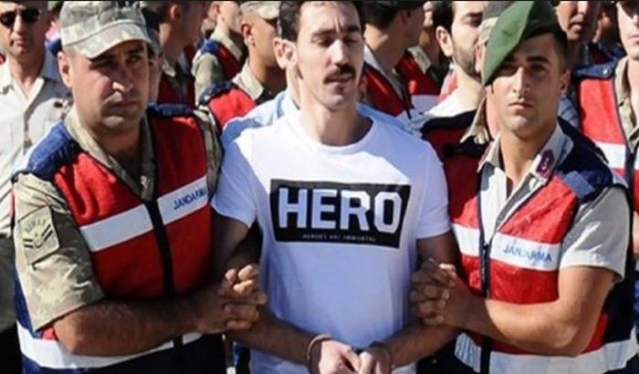 Turska hapsi ljude koji nose majicu sa natpisom Heroj