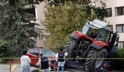 Turska policija pucala na traktor dok je gazio automobile u Ankari