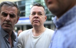 
					Turskim novinarima preti zatvor zbog kritike suđenja američkom svešteniku 
					
									