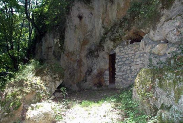 Tutin – Pećinska “crkva” u Palјevu, prema narodnom predanju, je ustvari bogumilski hram