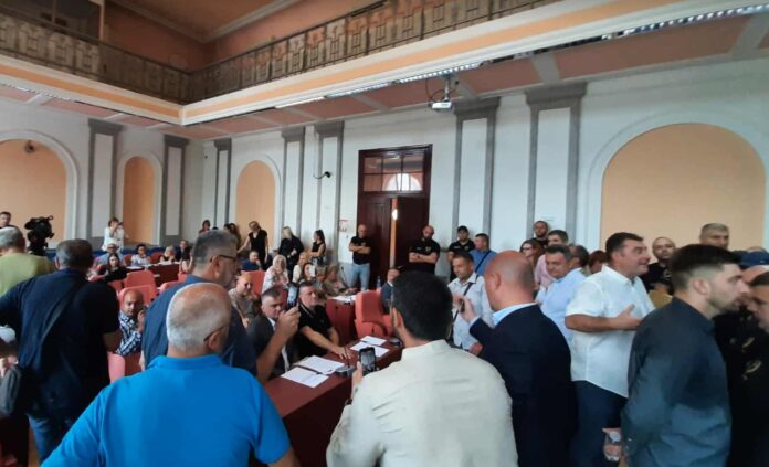 Tužilaštvo potvrdilo – dvojica maskiranih na sednici Skupštine Zaječara su iz Niša, dobiće krivične prijave