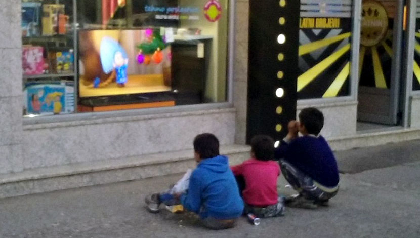 Tužna slika na ulicama Podgorice: Tri dečaka ne gledaju igračke u izlogu radnje. Gledaju crtani film