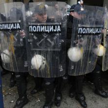 Tužne i sramotne scene u Novom Sadu: Demonstranti pokušali nasilno da uđu u zgradu Skupštine - nasrnuli na policiju, lete jaja, jogurt i boja (FOTO)