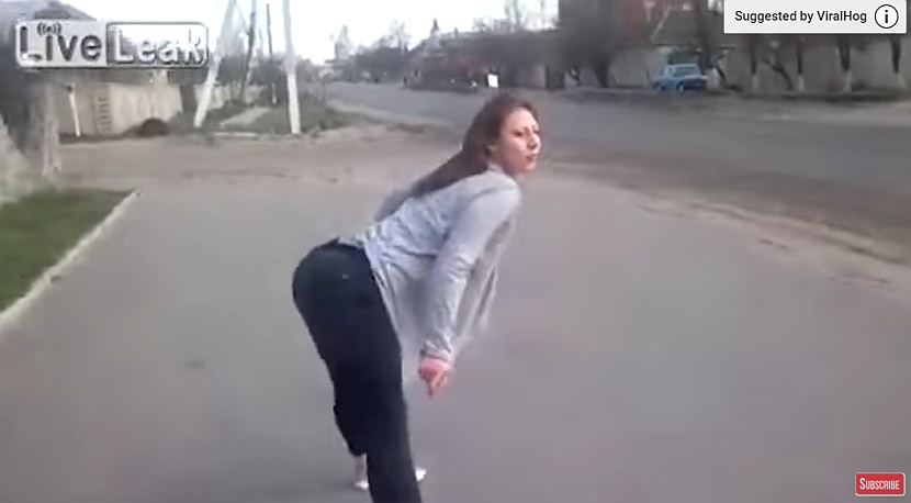 Tverkovala je pored puta i izazvala haos u saobraćaju, a onda i stravičan udes (VIDEO)