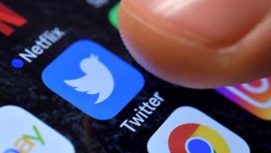 Tviter ukida profile povezane sa ekstremnim teorijama zavera