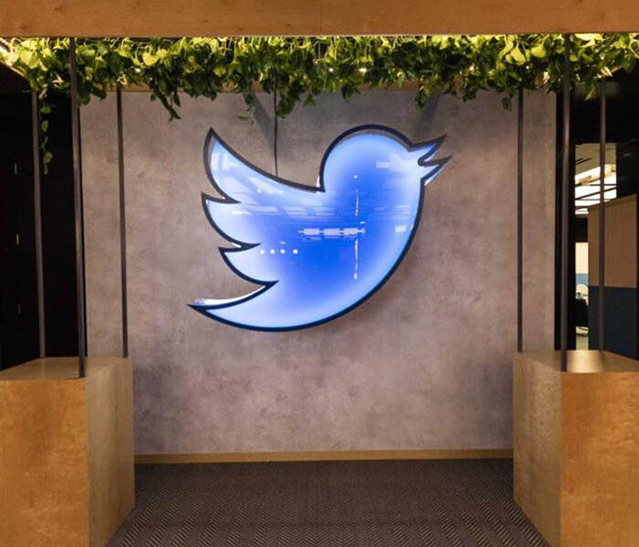 Twitter rasprodaje kancelariski nameštaj, čak i neonsku ptičicu na ulazu u sedište kompanije