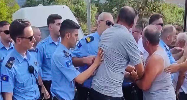 Tzv. Kosovska policija teoriše Srbe u Grnčaru koji ne žele da zaražene svinje budu sahranjene u njihovom selu! (VIDEO)